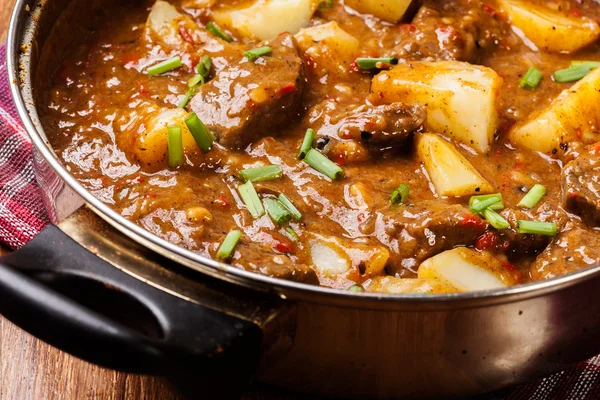 Estofado de ternera con patatas —  Fotos de Stock