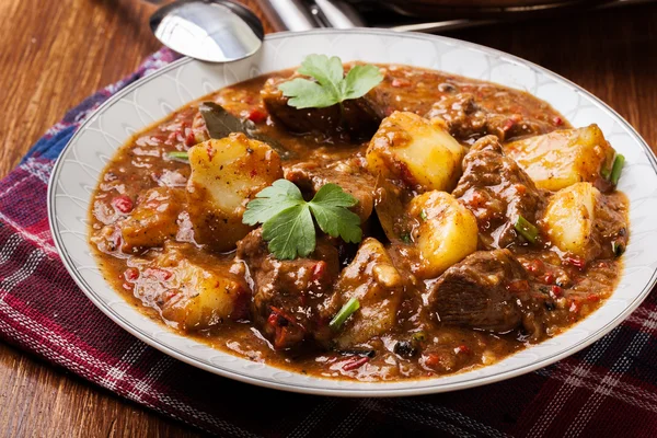 Guisado de carne com batatas — Fotografia de Stock