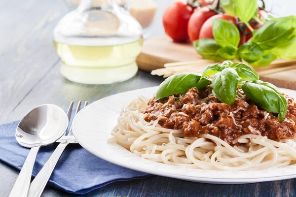 Spaghetti bolognese with cheese and basil — Stock Photo, Image