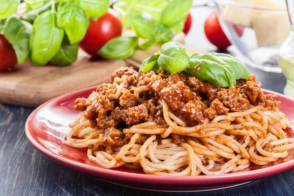 Spaghetti bolognese with cheese and basil — Stock Photo, Image