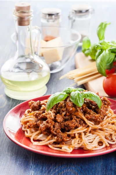 Spaghetti bolognese with cheese and basil — Stock Photo, Image