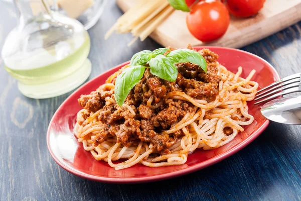 Spaghetti bolognese med ost och basilika — Stockfoto