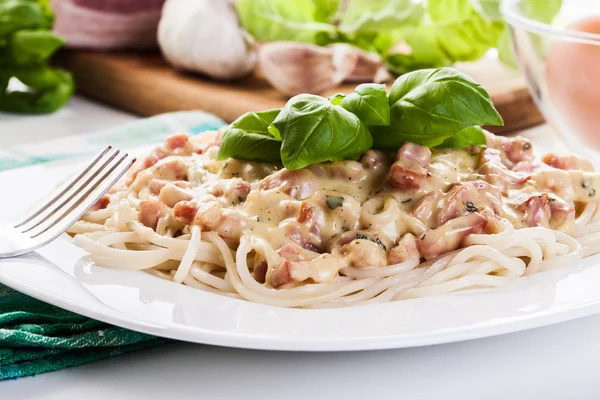 Spaghetti carbonara med bacon och basilika — Stockfoto