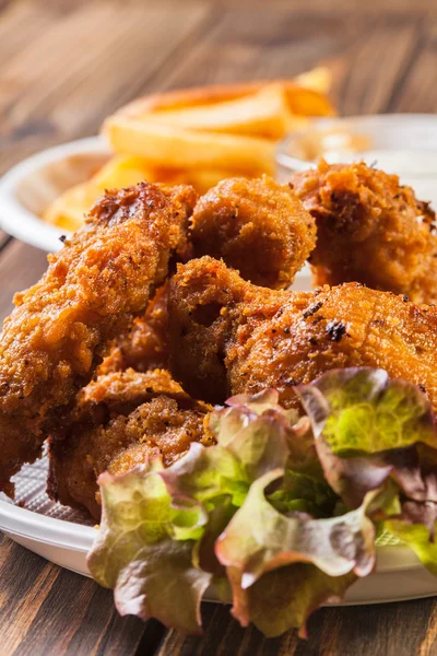 Crujiente crujiente alas de pollo con patatas fritas —  Fotos de Stock