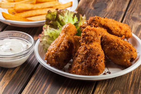 Asas de frango crocantes com batatas fritas — Fotografia de Stock