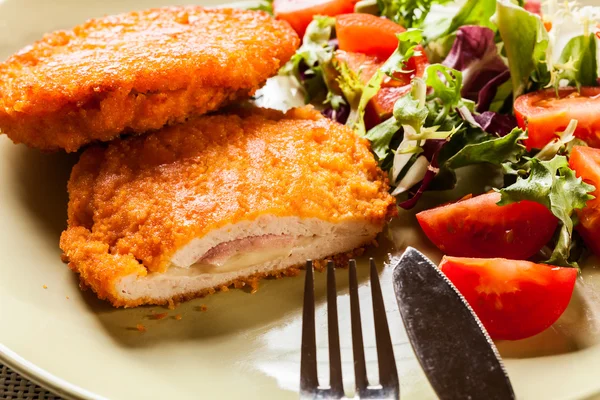 Schnitzel cordon bleu mit Salat — Stockfoto