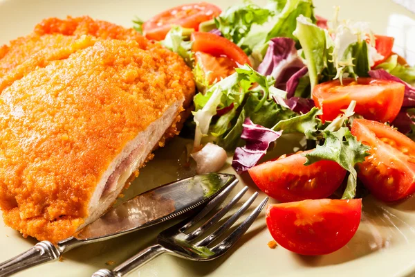 Cutlet Cordon Bleu com salada — Fotografia de Stock