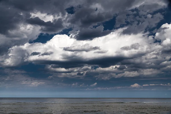 Bewölkter Himmel über dem Meer — Stockfoto