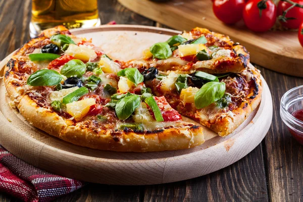 Pizza hawaii with beer — Stock Photo, Image