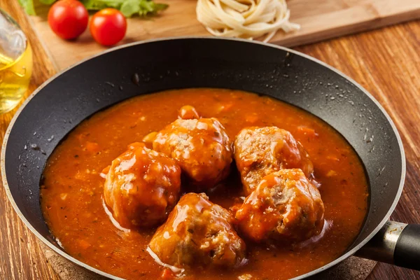 Gehaktballen met tomatensaus op zwarte pan — Stockfoto