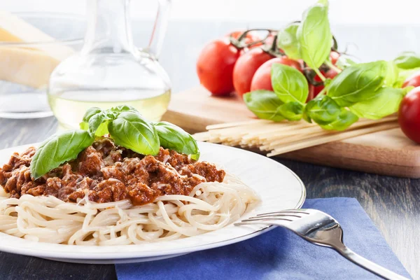 Spaghetti bolognese with cheese and basil — Stock Photo, Image