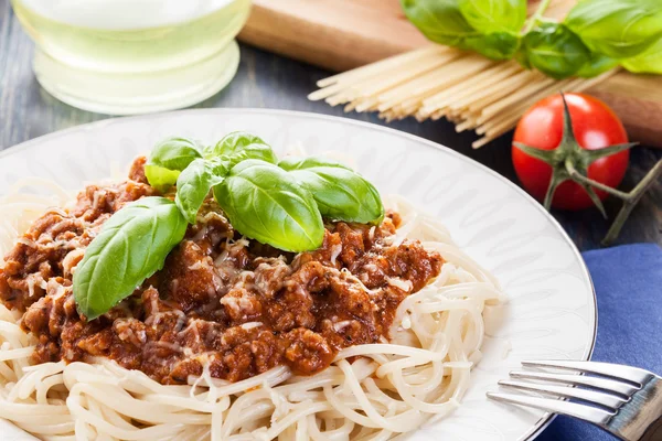 Spaghetti bolognese with cheese and basil — Stock Photo, Image