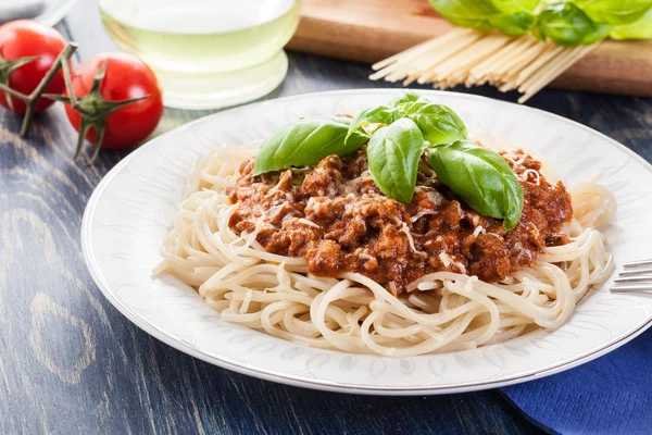 Spaghetti bolognese med ost och basilika — Stockfoto