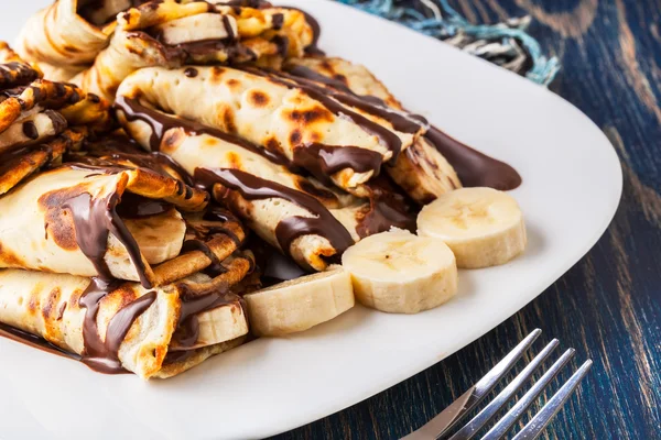 Pannenkoeken met bananen en chocolade crème — Stockfoto
