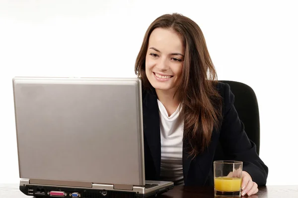 Mujer joven usando el ordenador portátil —  Fotos de Stock