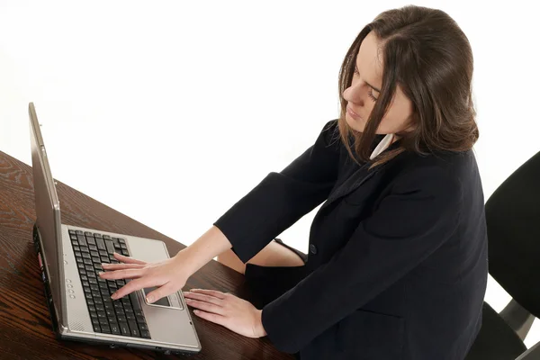 Jovem mulher usando laptop — Fotografia de Stock