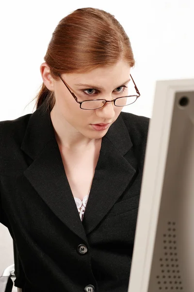 Femme d'affaires travaillant avec l'ordinateur — Photo