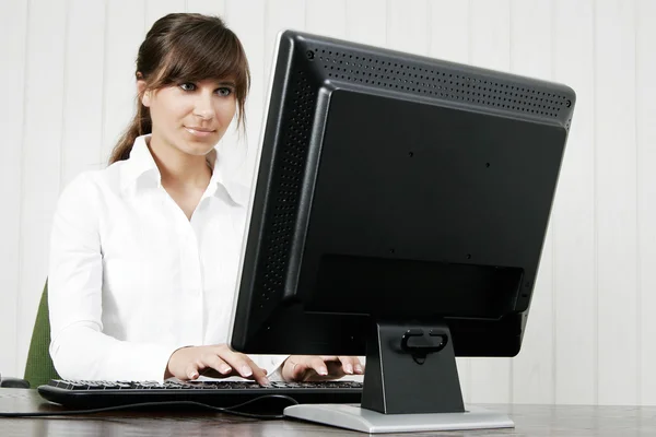 从事计算机工作的年轻妇女 — 图库照片