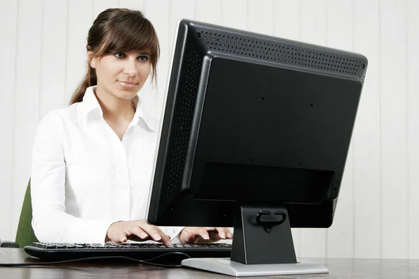 Jovem mulher trabalhando com computador — Fotografia de Stock