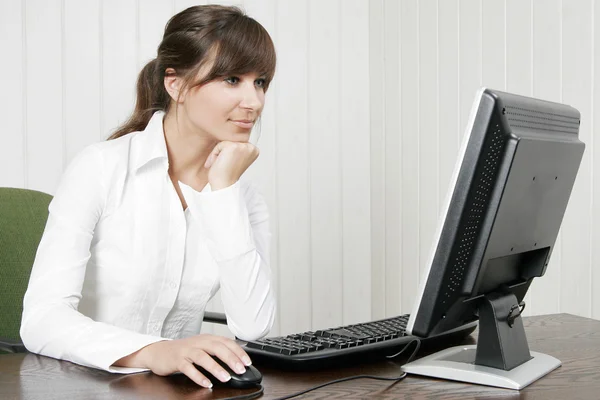 Giovane donna che lavora con il computer — Foto Stock