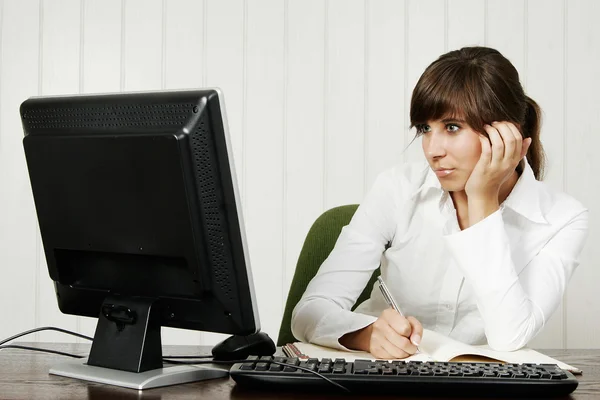 Jovem mulher trabalhando com computador — Fotografia de Stock