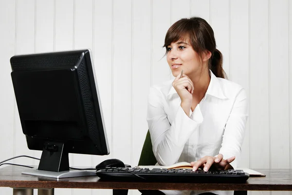 Młoda kobieta pracująca z komputerem — Zdjęcie stockowe