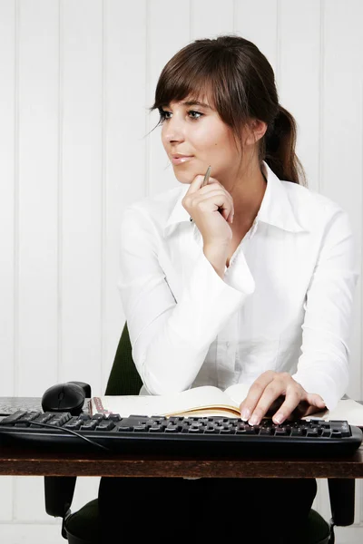 Junge Frau arbeitet mit Computer — Stockfoto