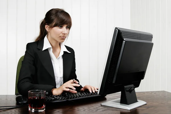 Jovem mulher trabalhando com o computador — Fotografia de Stock