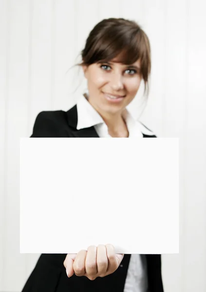 Улыбающаяся женщина держит пустую карту — стоковое фото