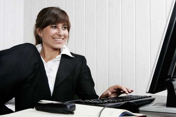 Giovane donna che lavora con il computer Immagine Stock