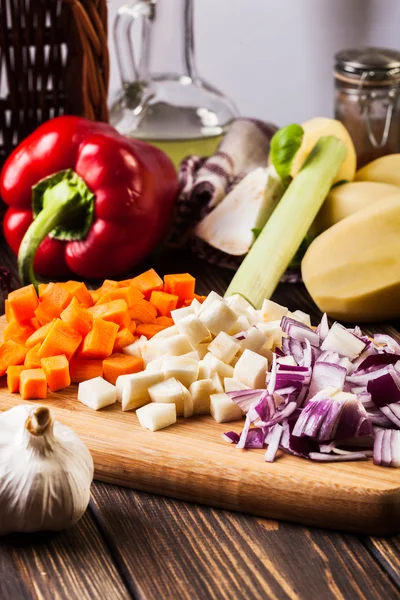 Verduras picadas: zanahorias, perejil y cebolla — Foto de Stock