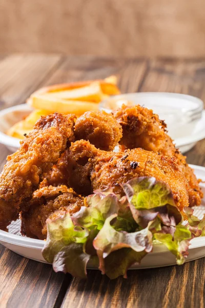 Knapperig krokante Kippenvleugels met chips — Stockfoto