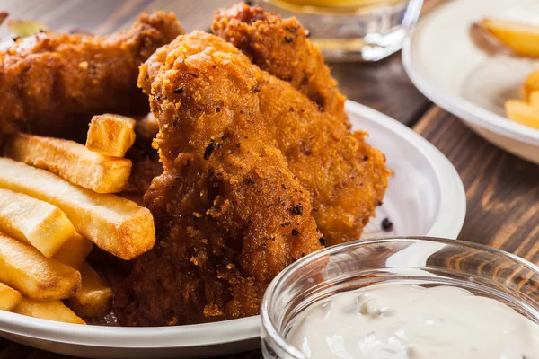 Crujiente crujiente alas de pollo con patatas fritas —  Fotos de Stock