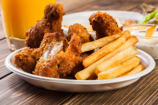 Knusprige Chicken Wings mit Pommes — Stockfoto