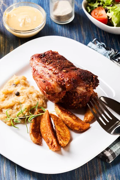 Pork knuckle with fried sauerkraut — Stock Photo, Image