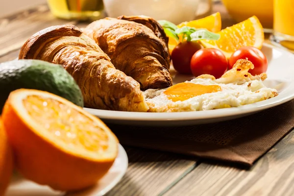 Ontbijt met croissant einde oranje sap — Stockfoto