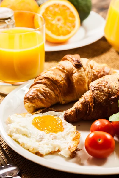 Desayuno con zumo de naranja final croissant — Foto de Stock