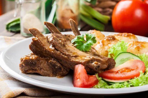 Pork spareribs served with silesian noodles and sauce — Stock Photo, Image