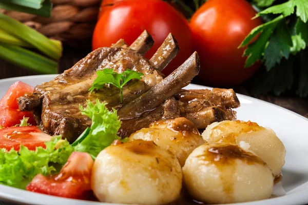Varkensvlees sparerib geserveerd met Silezië noedels en saus — Stockfoto