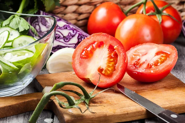 Gehakte groenten: tomaten op snijplank — Stockfoto