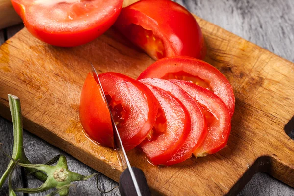 Gehakte groenten: tomaten op snijplank — Stockfoto