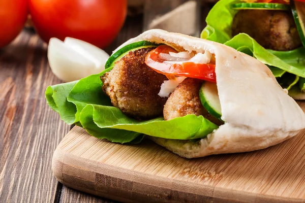 Pita bread with falafel and fresh vegetables — Stock Photo, Image