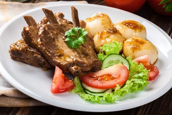 Pork spareribs served with silesian noodles and sauce — Stock Photo, Image