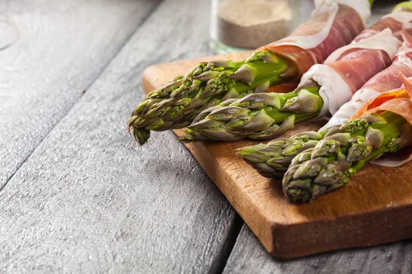 Prosciutto umwickelter grüner Spargel — Stockfoto