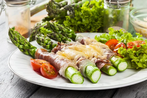 Gebackener grüner Spargel mit Schinken und Käse — Stockfoto