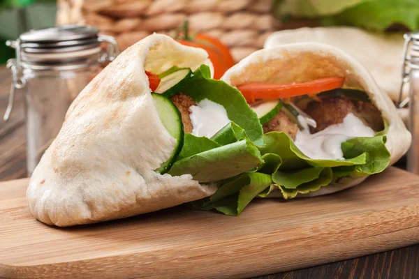 Chleb Pita z falafel i świeże warzywa — Zdjęcie stockowe
