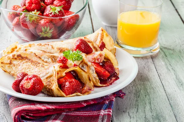 Traditional crepes served with strawberries — Stock Photo, Image