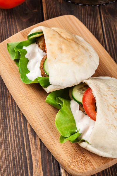 Pita bread with falafel and fresh vegetables — Stock Photo, Image