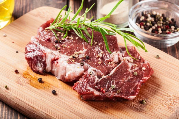 Roh-Rindersteak — Stockfoto