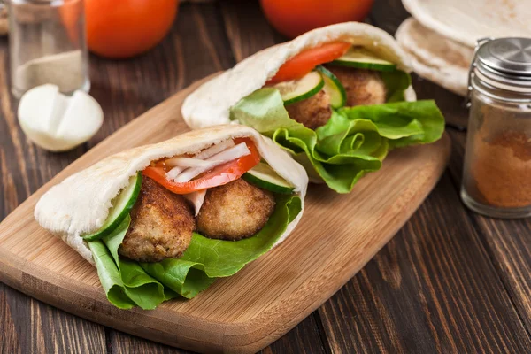 Pita bread with falafel and fresh vegetables — Stock Photo, Image